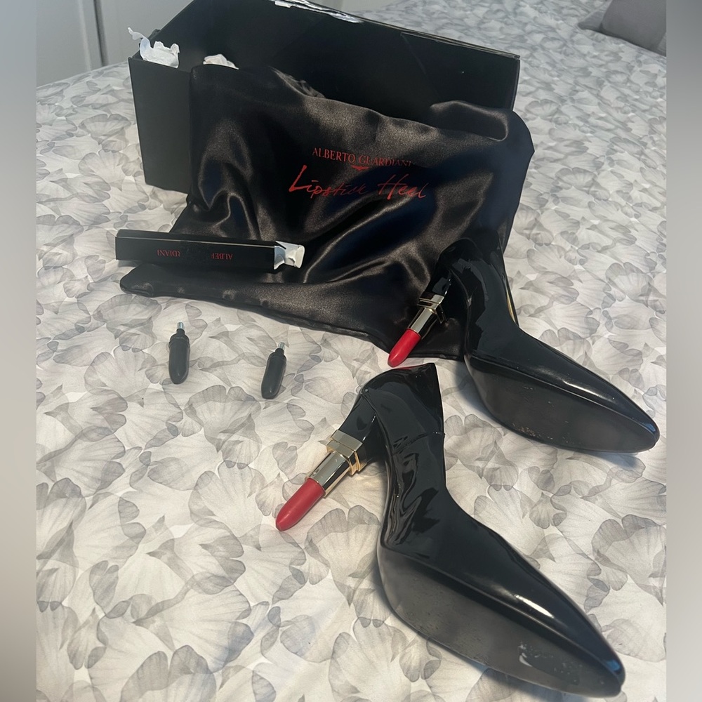 Unusual tongue wagging blk patent lipstick heel pumps/ interchangeable heels!